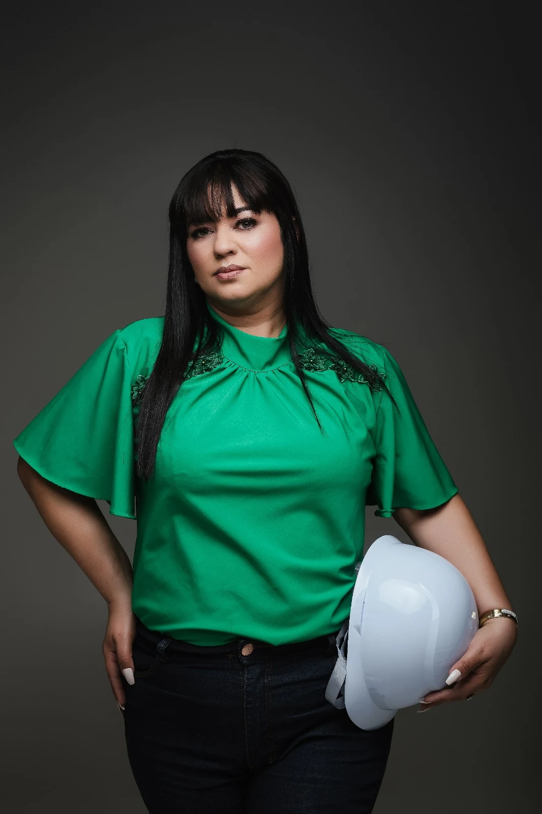 Engenheira Júlia Sousa com capacete branco de obra
