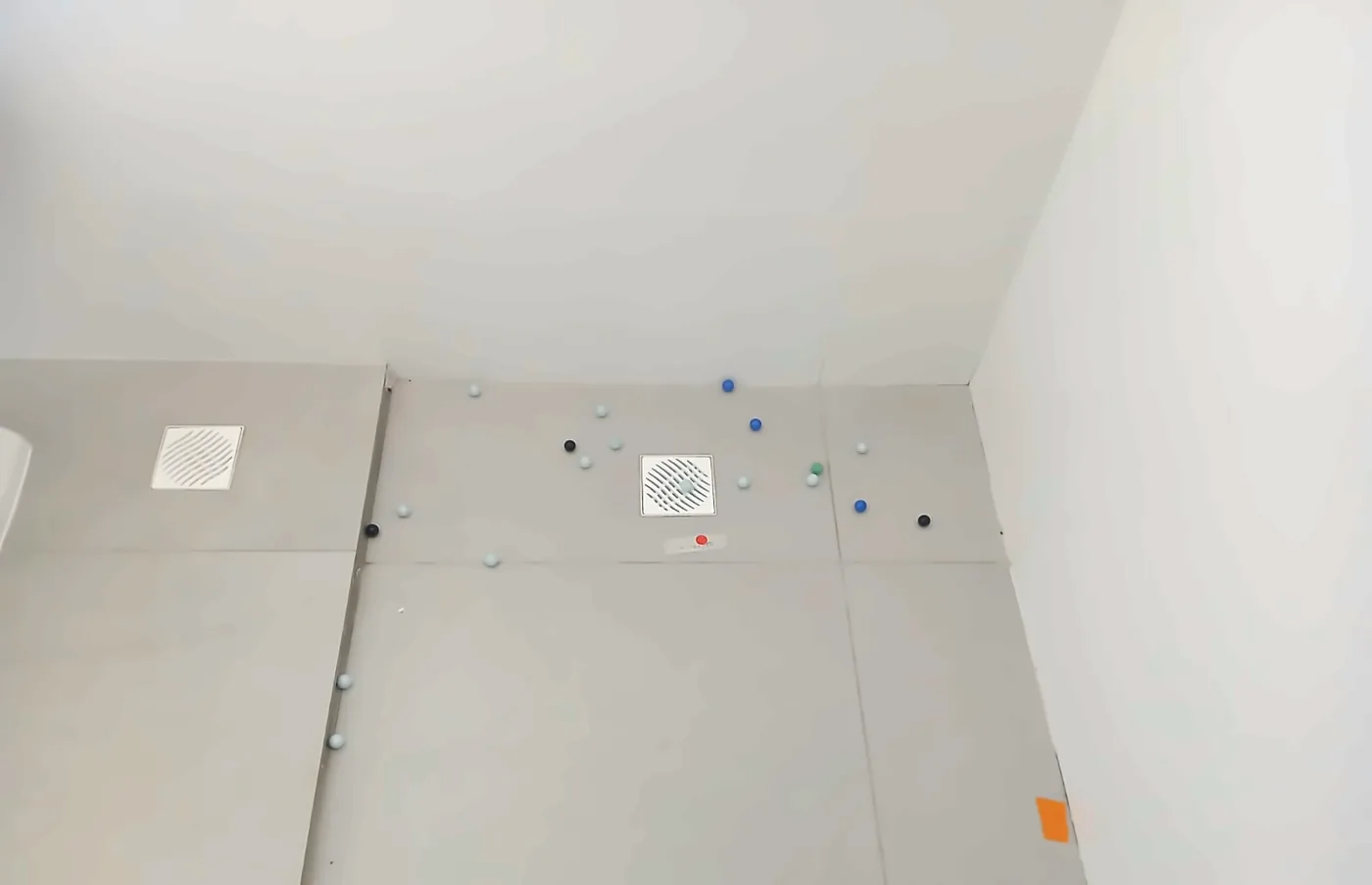 Teste de caimento do piso até o ralo. Foto real de vistoria