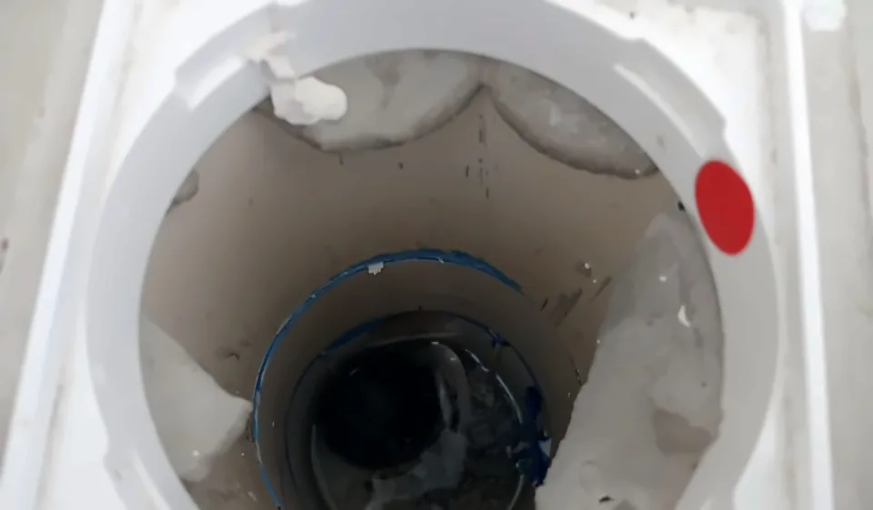Resto de obra dentro do ralo. Foto real de vistoria