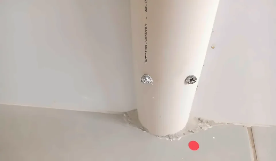 Acabamento irregular na base da tubulação. Foto real de vistoria